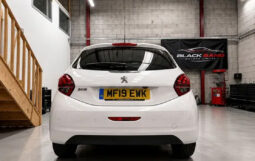 
										PEUGEOT 208 TECH EDITION full									