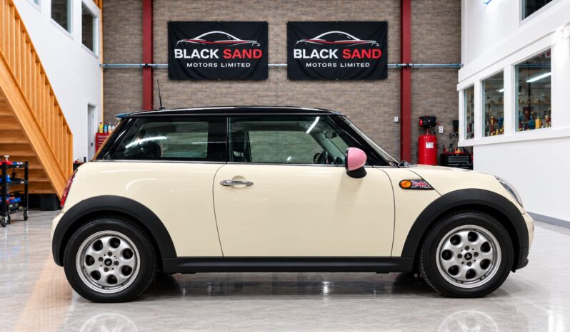
								MINI ONE 1.6 HATCHBACK full									