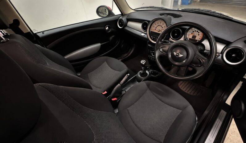 
								MINI ONE 1.6 HATCHBACK full									